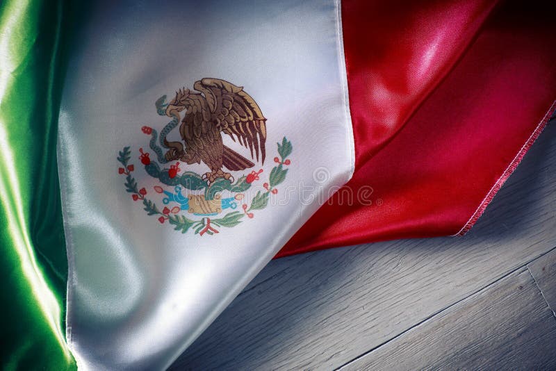 Bandera mexicana contra un fondo de madera, Día de la Independencia, cinc imagen de archivo libre de regalías Bandera mexicana contra un fondo de madera, Día de la Independencia, cinc imagen de archivo libre de regalías