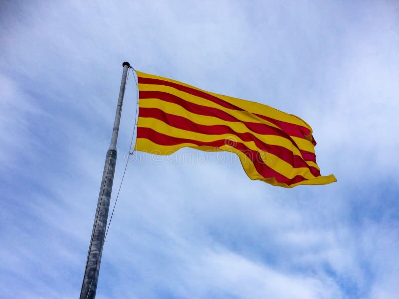 Bandera regional de Catalunya en el castillo de Montjuïc foto de archivo libre de regalías Bandera regional de Catalunya en el castillo de Montjuïc foto de archivo libre de regalías