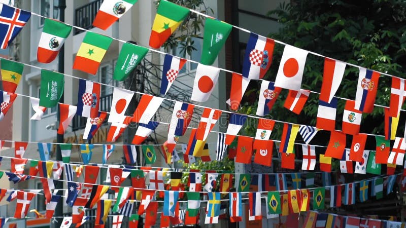 Banderas de diversas naciones que agitan en el viento, cámara lenta Los símbolos de los países se suspenden en el aire almacen de metraje de vídeo Banderas de diversas naciones que agitan en el viento, cámara lenta Los símbolos de los países se suspenden en el aire almacen de metraje de vídeo