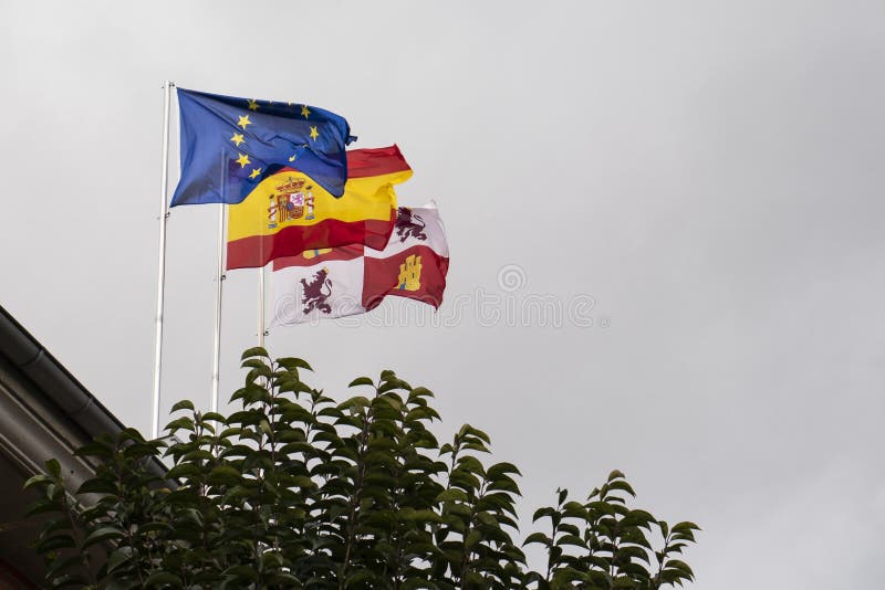 Banderas De Europa, España Y Castigos Y Leones Ondeando En El Viento Sobre  Un Cielo Nublado Imagen de archivo - Imagen de viento, suecia: 168885723