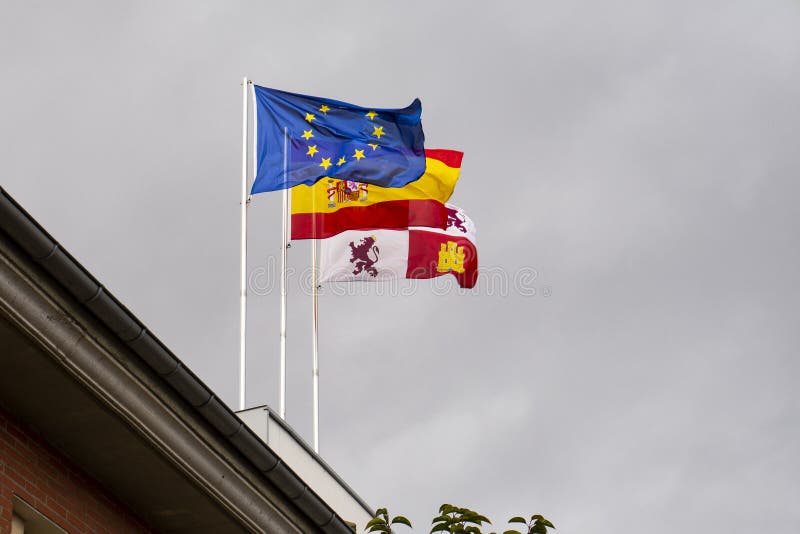 Banderas De Europa, España Y Castigos Y Leones Ondeando En El Viento Sobre  Un Cielo Nublado Imagen de archivo - Imagen de viento, suecia: 168885723