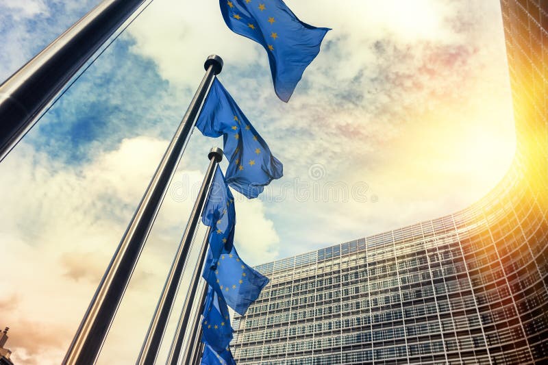 Banderas de la UE que agitan delante de la Comisión Europea en Bruselas