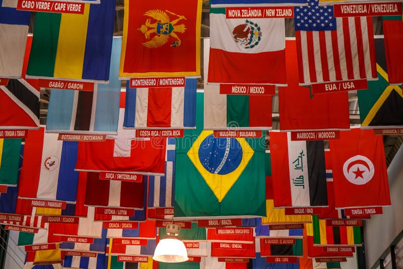  Banderas de países en la tierra foto de archivo