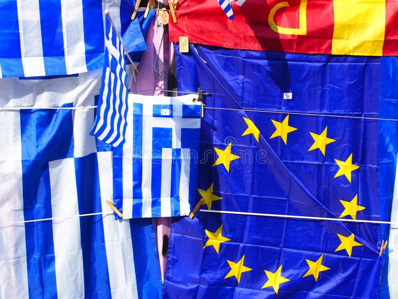 Banderas de unión griega y europea coloridas, Plaka, Atenas, Grecia imágenes de archivo libres de regalías Banderas de unión griega y europea coloridas, Plaka, Atenas, Grecia imágenes de archivo libres de regalías