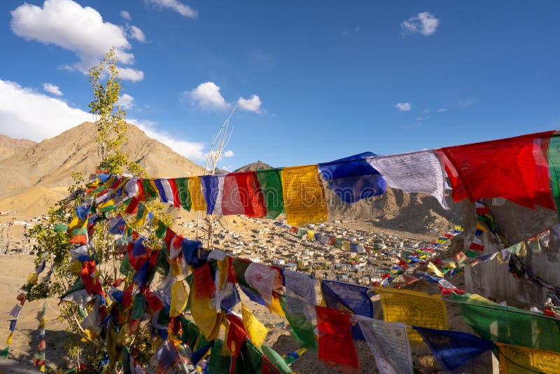 Banderas del tibetano del rezo en el palacio de Leh con la opinión de top de la ciudad de Leh, Leh Ladakh, la India fotografía de archivo Banderas del tibetano del rezo en el palacio de Leh con la opinión de top de la ciudad de Leh, Leh Ladakh, la India fotografía de archivo