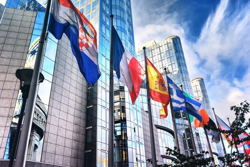 Banderas delante del edificio del Parlamento Europeo Bruselas, Belgiu