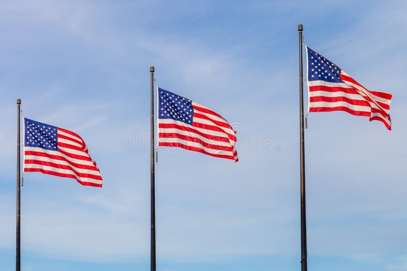 Banderas que agitan de los Estados Unidos en el embarcadero en Chicago con SK imagenes de archivo Banderas que agitan de los Estados Unidos en el embarcadero en Chicago con SK imagenes de archivo