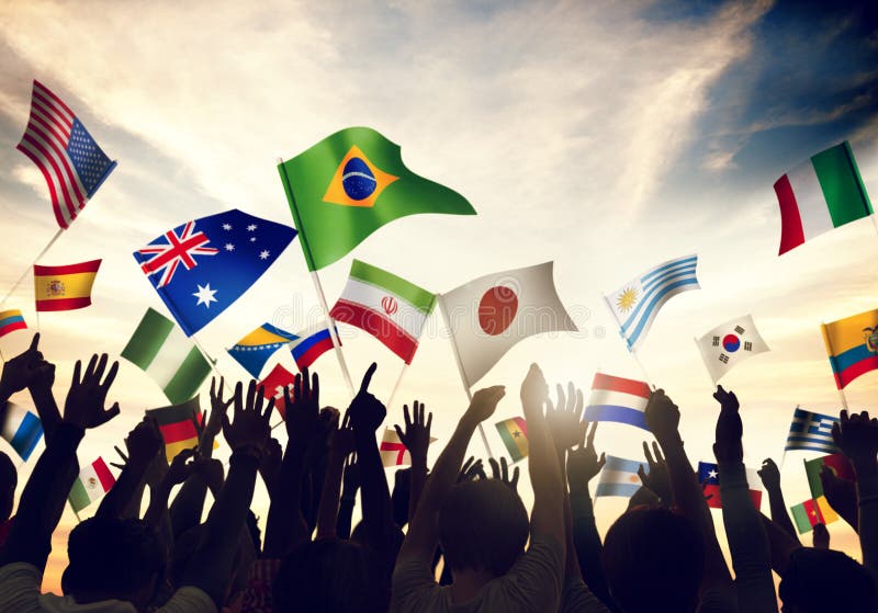 Banderas que agitan del grupo de personas en tema del mundial imagenes de archivo Banderas que agitan del grupo de personas en tema del mundial imagenes de archivo
