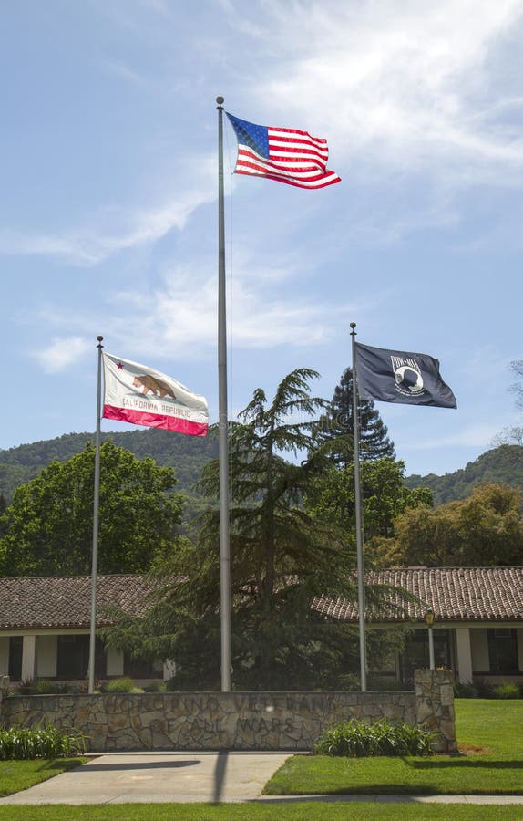 Banderas que honran a los veteranos de todas las guerras en los veteranos a casa de California en Yountville, Napa Valley imagen de archivo Banderas que honran a los veteranos de todas las guerras en los veteranos a casa de California en Yountville, Napa Valley imagen de archivo