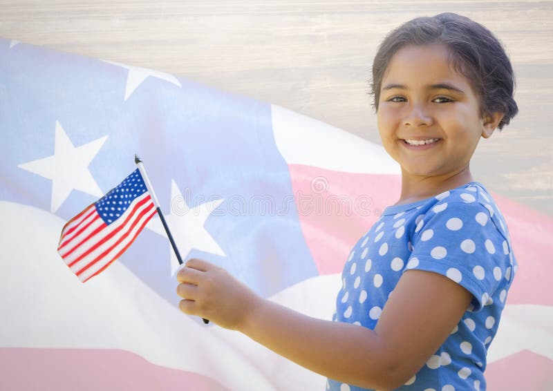 Bandiera americana della tenuta della bambina contro la bandiera americana immagine stock Bandiera americana della tenuta della bambina contro la bandiera americana immagine stock