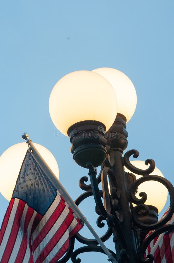 Bandiera americana su un lampione a San Diego, U.S.A., California immagine stock libera da diritti Bandiera americana su un lampione a San Diego, U.S.A., California immagine stock libera da diritti