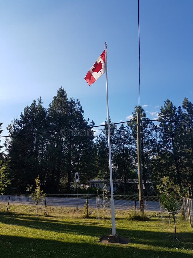 Bandiera canadese nel cortile della scuola immagini stock libere da diritti Bandiera canadese nel cortile della scuola immagini stock libere da diritti