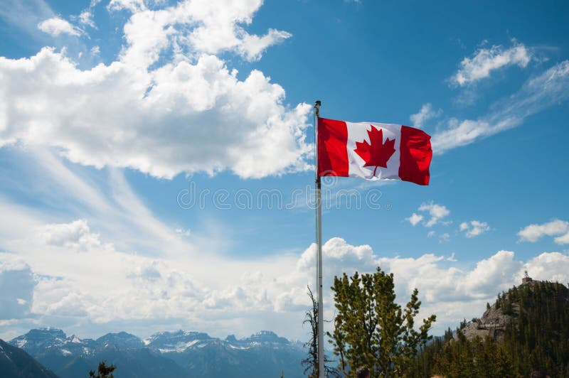 Bandiera canadese sul picco di montagna