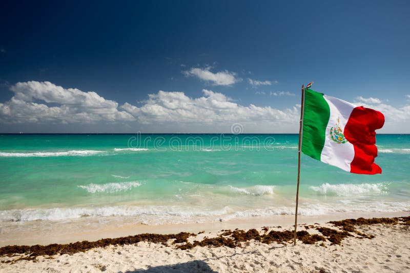 Bandiera del Messico sulla spiaggia fotografie stock libere da diritti Bandiera del Messico sulla spiaggia fotografie stock libere da diritti