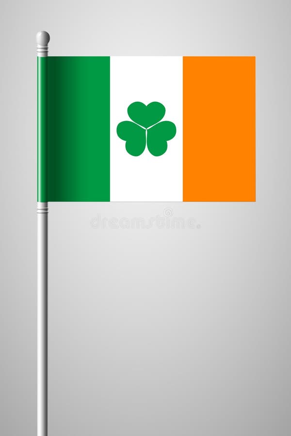 Bandiera dell'Irlanda con l'acetosella Bandiera nazionale sull'asta della bandiera Isolato
