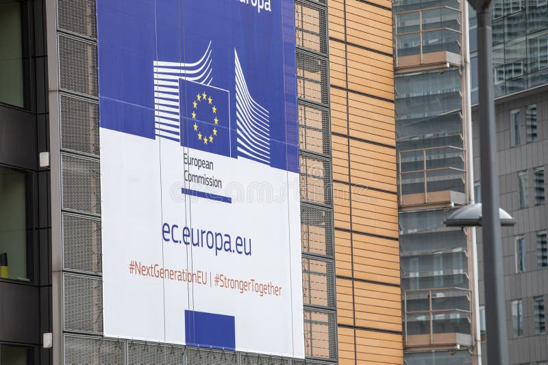 Bandiera dell'ue di prossima generazione sul fronte della sede della commissione europea