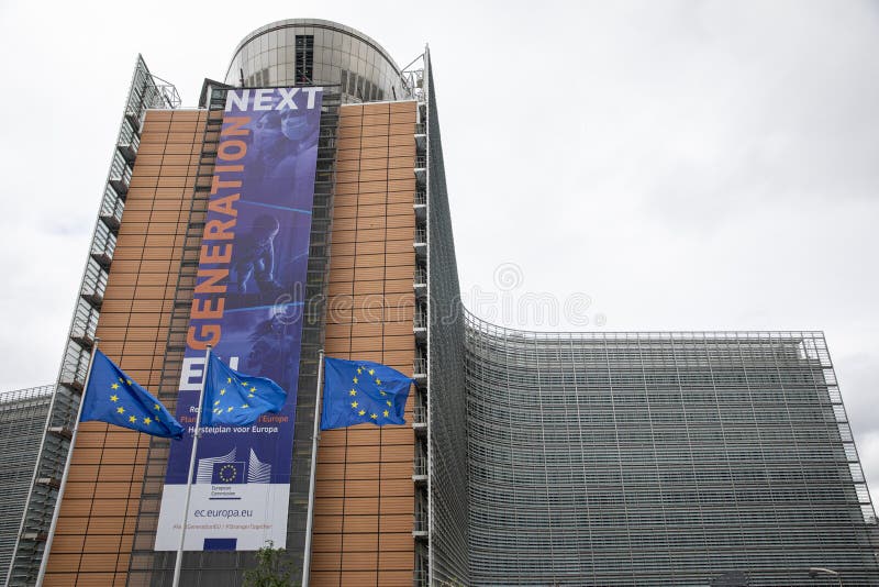 Bandiera dell'ue di prossima generazione sul fronte della sede della commissione europea fotografia stock Bandiera dell'ue di prossima generazione sul fronte della sede della commissione europea fotografia stock