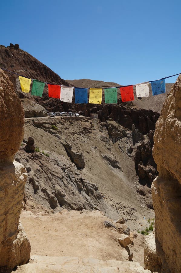 Bandiera di preghiera alla fortezza antica ed al monastero buddista (Gompa) i fotografia stock libera da diritti Bandiera di preghiera alla fortezza antica ed al monastero buddista (Gompa) i fotografia stock libera da diritti