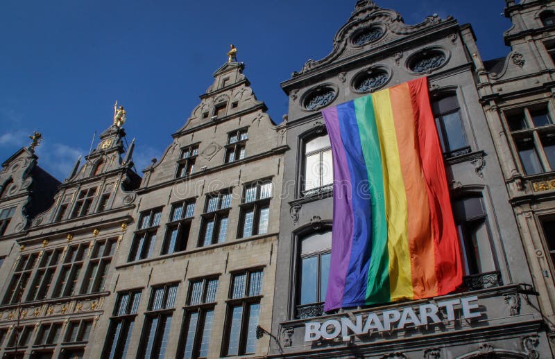 Bandiera enorme di LGBT sulla costruzione fotografia stock Bandiera enorme di LGBT sulla costruzione fotografia stock
