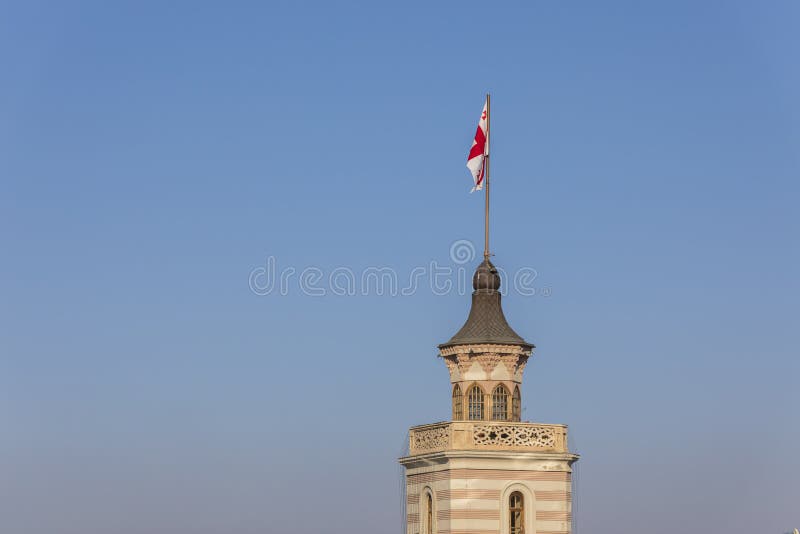Bandiera georgiana nella piazza della Città della Libertà fotografie stock libere da diritti Bandiera georgiana nella piazza della Città della Libertà fotografie stock libere da diritti