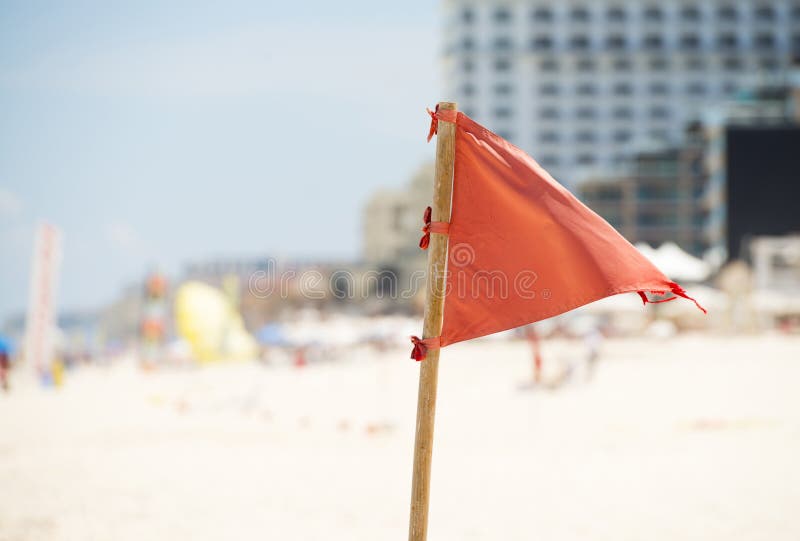 Bandiera rossa di avvertimento sulla spiaggia in Cancun, Messico immagine stock Bandiera rossa di avvertimento sulla spiaggia in Cancun, Messico immagine stock
