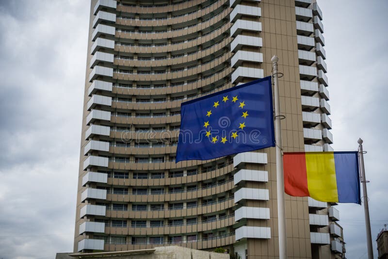 Bandiere alzate a Bucarest del centro. Bucarest/Romania - le bandiere di Unione Europea e del rumeno si sono alzate davanti all'hotel intercontinentale nel quadrato di Univestitatii