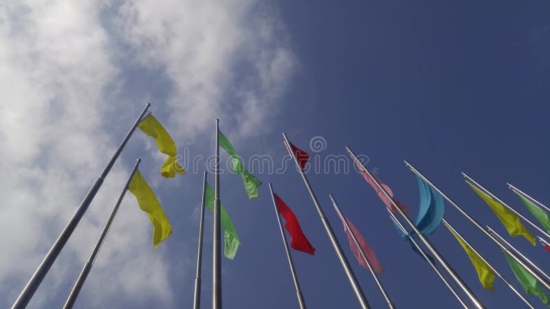 Bandiere colorate decorano il paesaggio all'aperto sotto il cielo azzurro e nuvole bianche