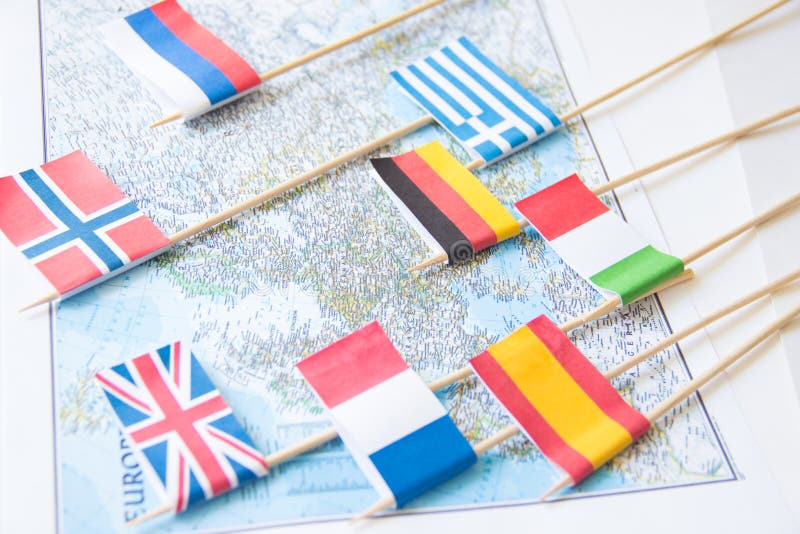 Bandiere colorate dei paesi europei su una mappa: La Francia, Italia, Inghilterra Regno Unito, Spagna, Grecia, concetto di pianif fotografia stock Bandiere colorate dei paesi europei su una mappa: La Francia, Italia, Inghilterra Regno Unito, Spagna, Grecia, concetto di pianif fotografia stock