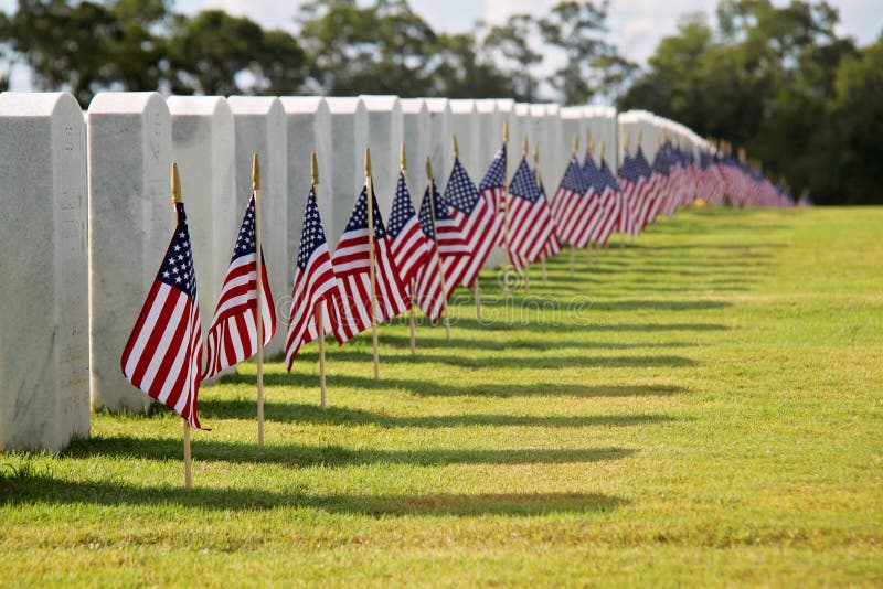 Bandiere commemorative per il giorno del ricordo scritte in un cimitero dei Veterani