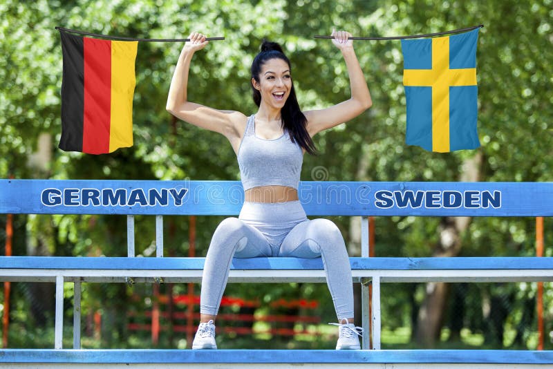 Bandiere della Germania e della Svezia che sono tenute dalla bella ragazza sexy immagini stock Bandiere della Germania e della Svezia che sono tenute dalla bella ragazza sexy immagini stock