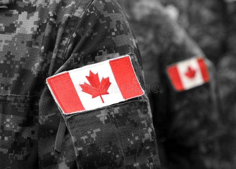 Bandiere della toppa del Canada sul braccio dei soldati Truppe canadesi immagini stock Bandiere della toppa del Canada sul braccio dei soldati Truppe canadesi immagini stock
