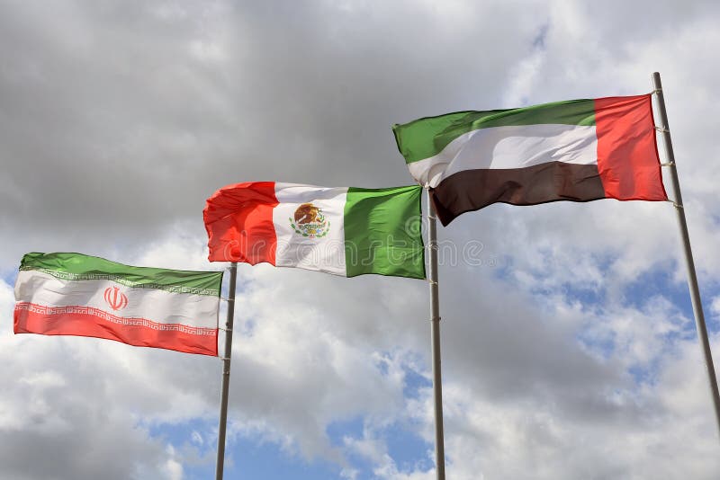 Bandiere di diversi paesi, Emirati Arabi Uniti e altri, sfondo del cielo azzurro