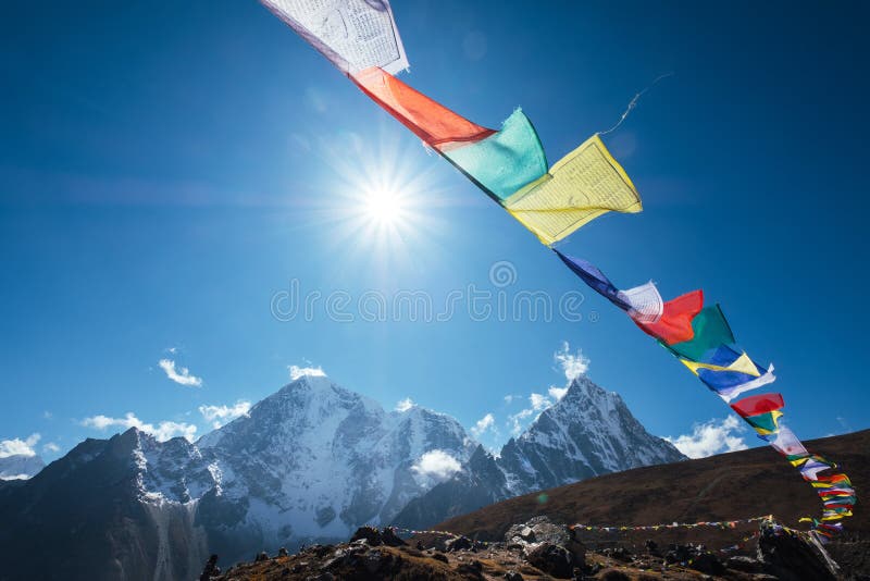 1,707 Bandierine Tibetane Di Preghiera Nel Vento Foto stock - Foto stock  gratuite e royalty free da Dreamstime