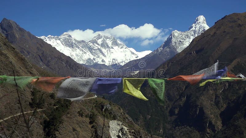 Bandiere tibetane di preghiera contro il picco di montagna nevoso bianco nella regione di montagne himalayane, Nepal di Everest