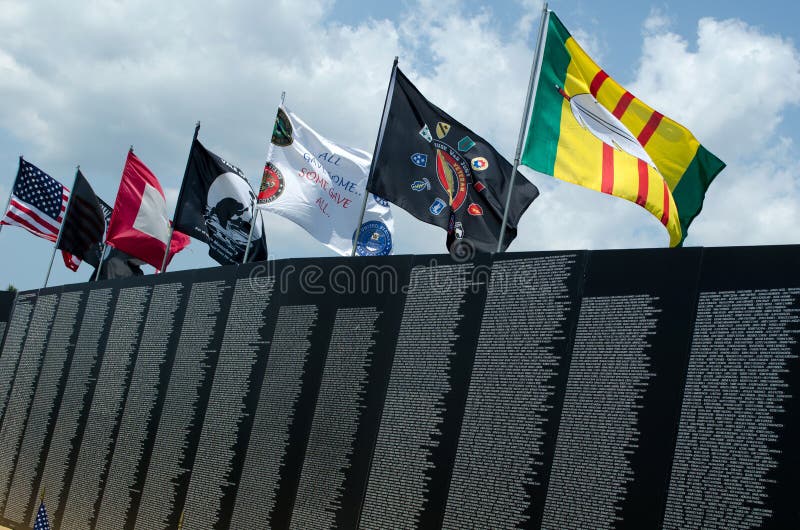 Bandierine sopra il memoriale di guerra di Vietnam fotografie stock Bandierine sopra il memoriale di guerra di Vietnam fotografie stock