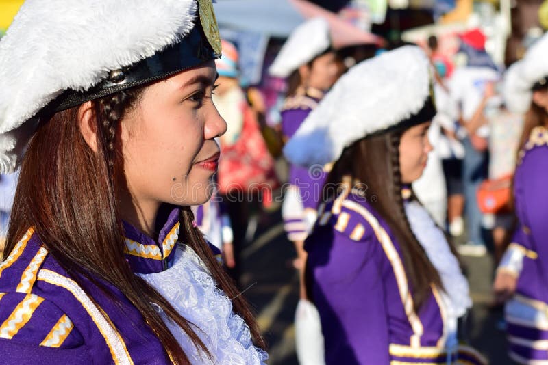 Bandmajorettes op parade tijdens de Lenten optocht ter ere van Patroonheilige Paul het Eerste Kluizenaarfeest stock foto's Bandmajorettes op parade tijdens de Lenten optocht ter ere van Patroonheilige Paul het Eerste Kluizenaarfeest stock foto's