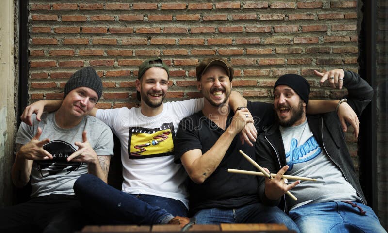 Bandmates που έχει τη διασκέδαση και που γελά από κοινού στοκ φωτογραφία με δικαίωμα ελεύθερης χρήσης Bandmates που έχει τη διασκέδαση και που γελά από κοινού στοκ φωτογραφία με δικαίωμα ελεύθερης χρήσης