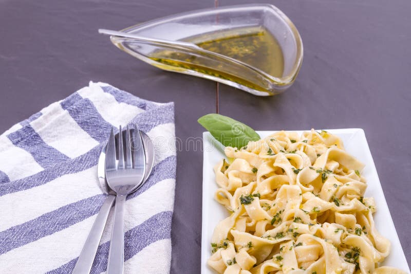 Bandnudeln mit Pesto stockbild. Bild von linguini, rollen - 33675255