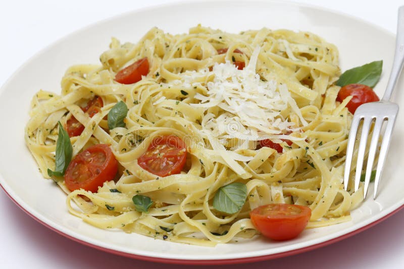 Bandnudeln Mit Pesto Und Tomaten Von Oben Stockfoto - Bild von ...