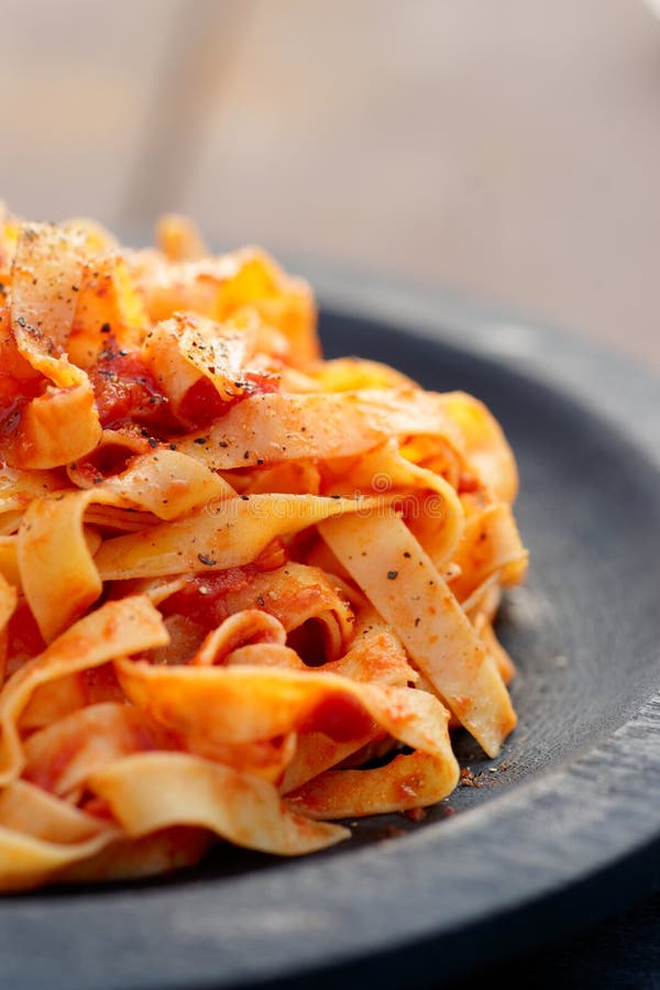 Bandnudeln Mit Tomatensauce in Der Hölzernen Platte Stockbild - Bild ...