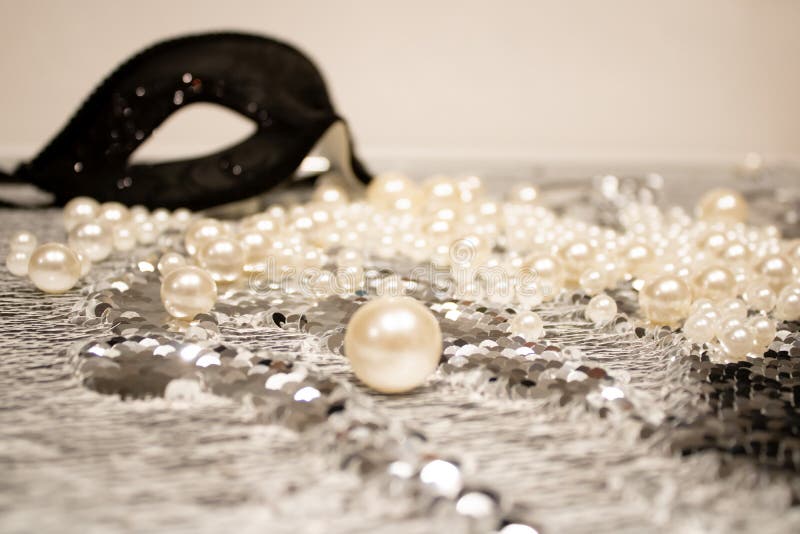 Bando de pérolas de vários tamanhos em um plano de fundo Pérolas glamourosas leitosas estilo de vida luxuoso decoração de férias imagens de stock