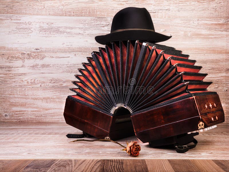 Bandoneon, tangoinstrument, en een hut royalty-vrije stock fotografie Bandoneon, tangoinstrument, en een hut royalty-vrije stock fotografie