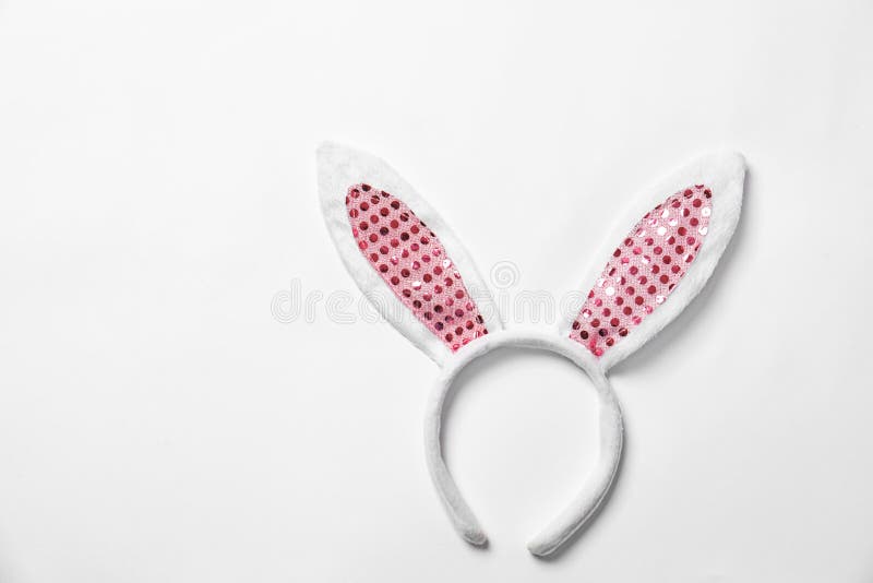 Bandă ciudată cu urechi de iepure de Paște pe fond alb royalty free stock photos
