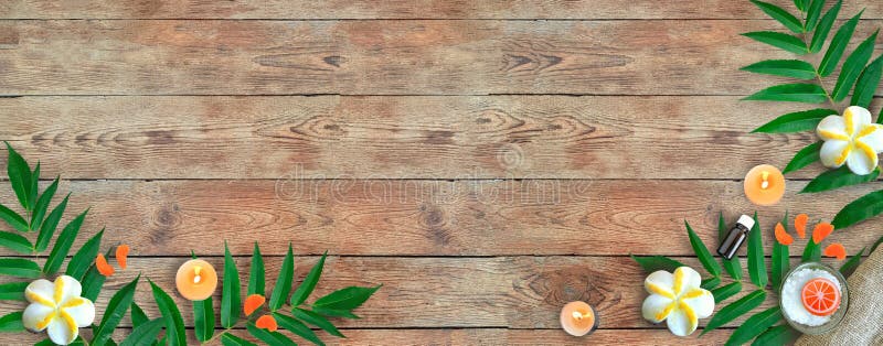 Baner produktów Spa Sól morska w miseczce, liście palmowe, olej aromatyczny w butelce, pilumeria i mydło cytrusowe domowe na drew obrazy royalty free