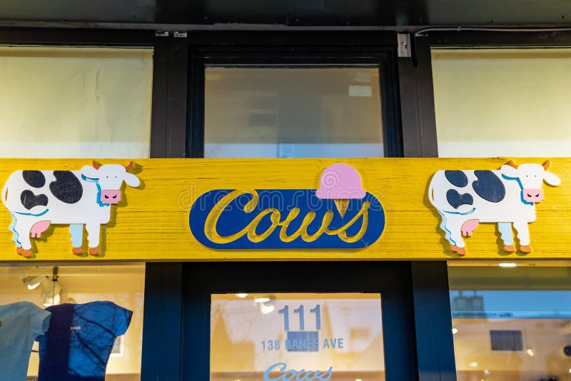 Banff, Alberta Canada - Janurary 19, 2019: Vista exterior del helado de las vacas en la avenida de Banff, una tienda popular del imagen de archivo libre de regalías Banff, Alberta Canada - Janurary 19, 2019: Vista exterior del helado de las vacas en la avenida de Banff, una tienda popular del imagen de archivo libre de regalías