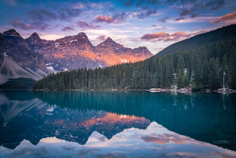 Banff am frühen Morgen lizenzfreie stockbilder Banff am frühen Morgen lizenzfreie stockbilder