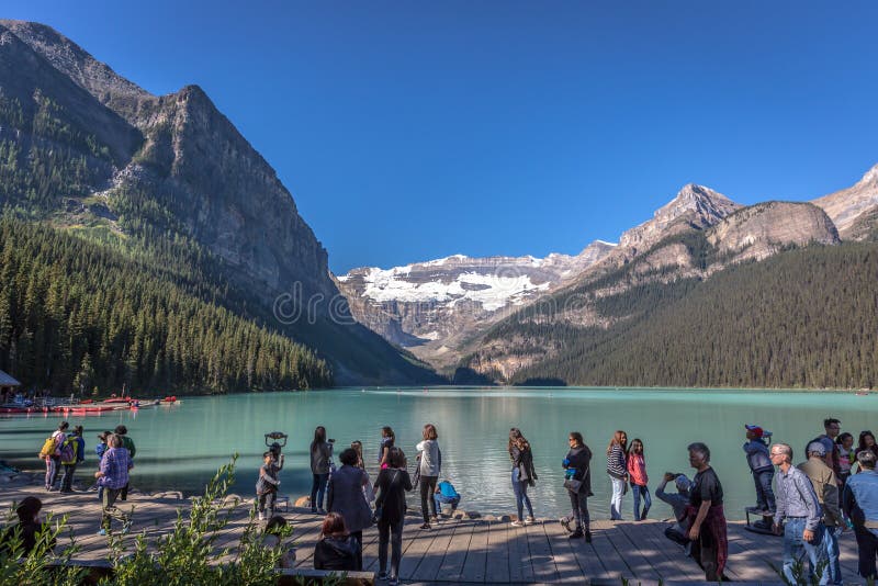 Banff, Καναδάς - πριν 14ο το 2017 - ομάδα τουριστών μπροστά από τη λίμνη Moraine στα ξημερώματα Μπλε ουρανός, βουνά στο backgr στοκ εικόνες Banff, Καναδάς - πριν 14ο το 2017 - ομάδα τουριστών μπροστά από τη λίμνη Moraine στα ξημερώματα Μπλε ουρανός, βουνά στο backgr στοκ εικόνες