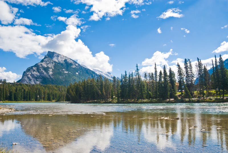 Banff λίμνη στοκ φωτογραφίες με δικαίωμα ελεύθερης χρήσης