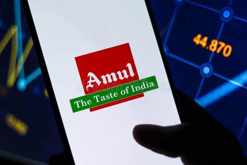 Bangal india ottobre 2021 : logo amul sull'immagine dello schermo del telefono. fotografie stock libere da diritti
