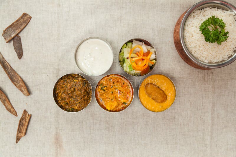Bangal índio misturado thali com korma frango salada raita simples servido em prato isolado em cima da mesa